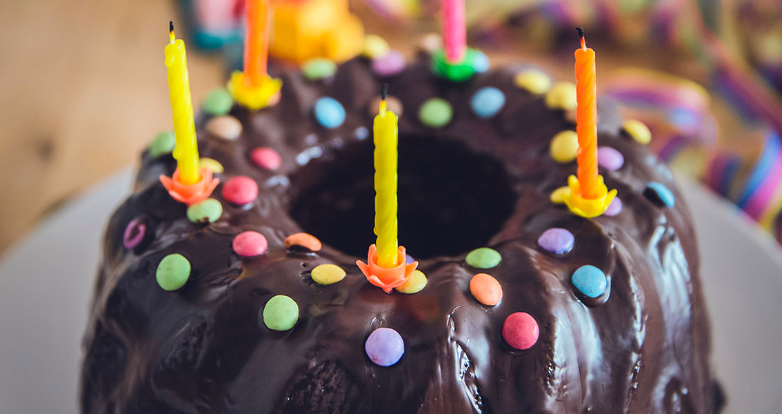 Gâteau Happy Birthday, gâteau au chocolat pour anniversaire de